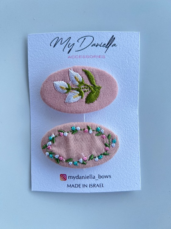 סיכה עם ריקמת פרחים