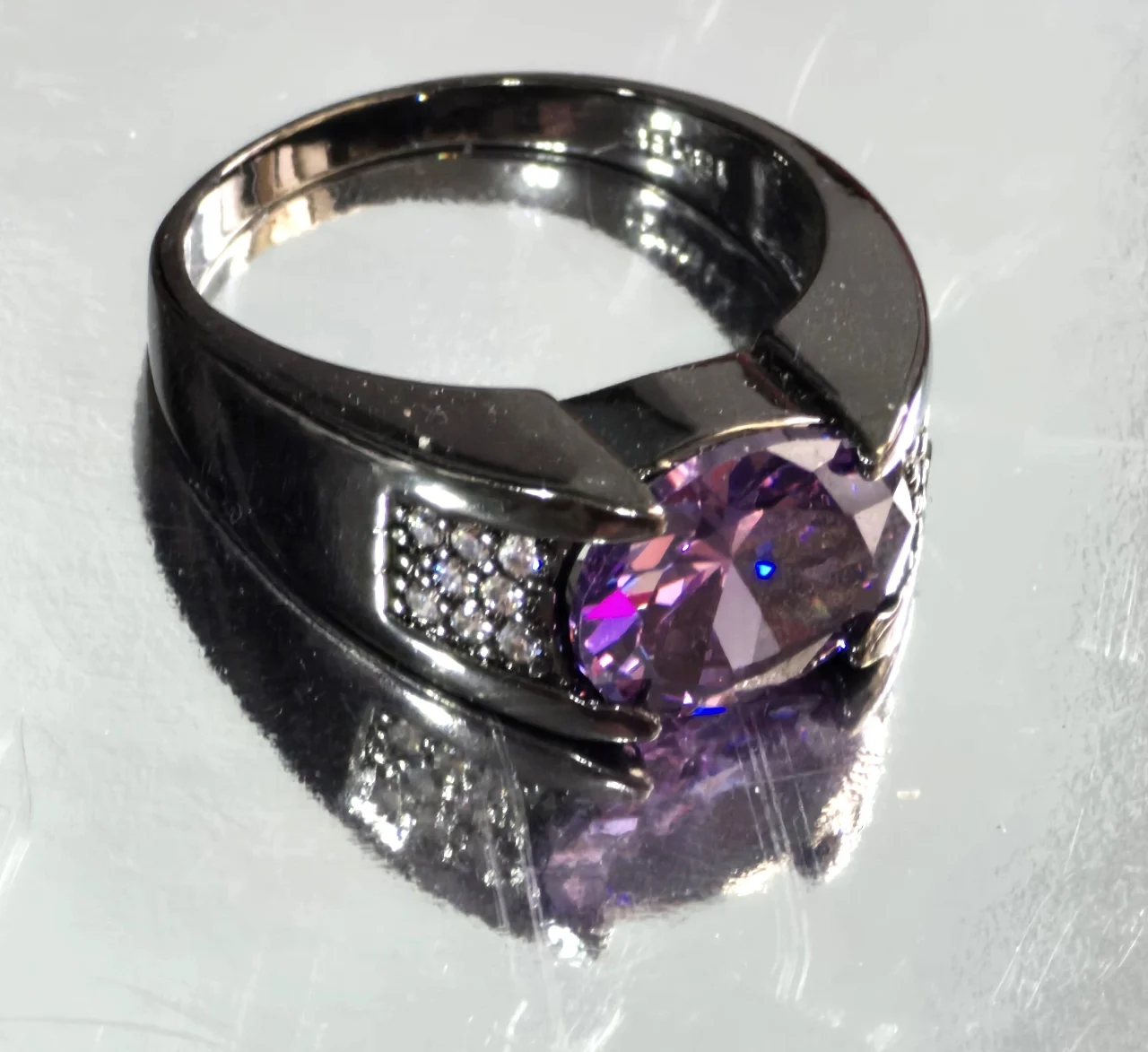 טבעת פלדת אל-חלד בציפוי מידה 9.5\10 אבן מרכזית אמטיס ובצתדדים זרקוני קריסטל הטבעת יוניסקס