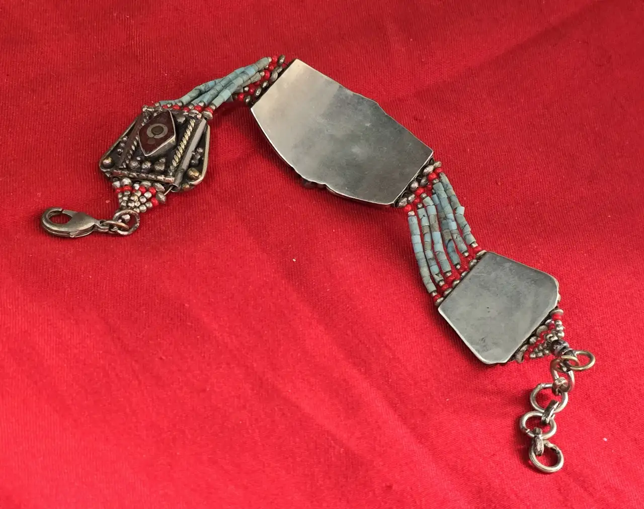 צמיד טיבטי עשוי כסף טיבטי כולל רצועות של חרוזי טורכיז וקורל תכשיט בעל אופי אתני