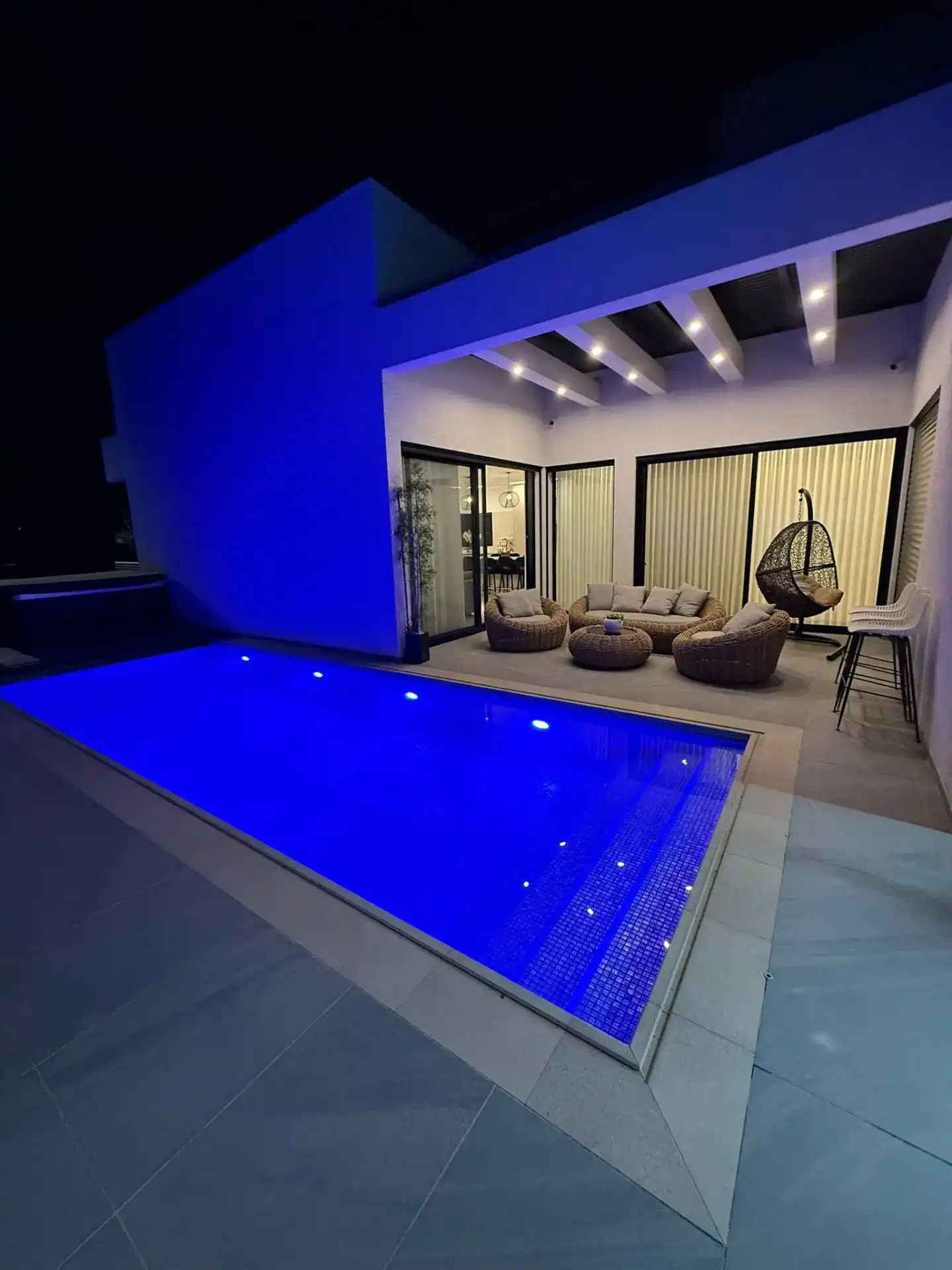 בריכה מחוממת ומקורה