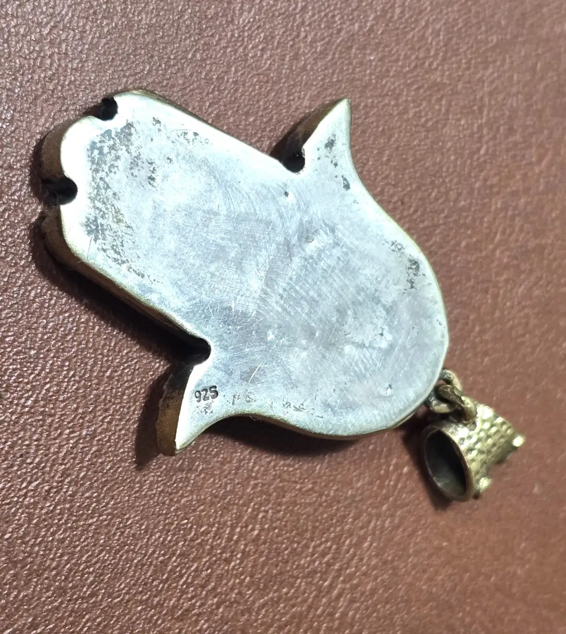 תליון חמסה כסף 925 חתום משובץ באבן אמרלד סינטטי ואבני סברובסקי בתחתית אבן רובי סינטוטית