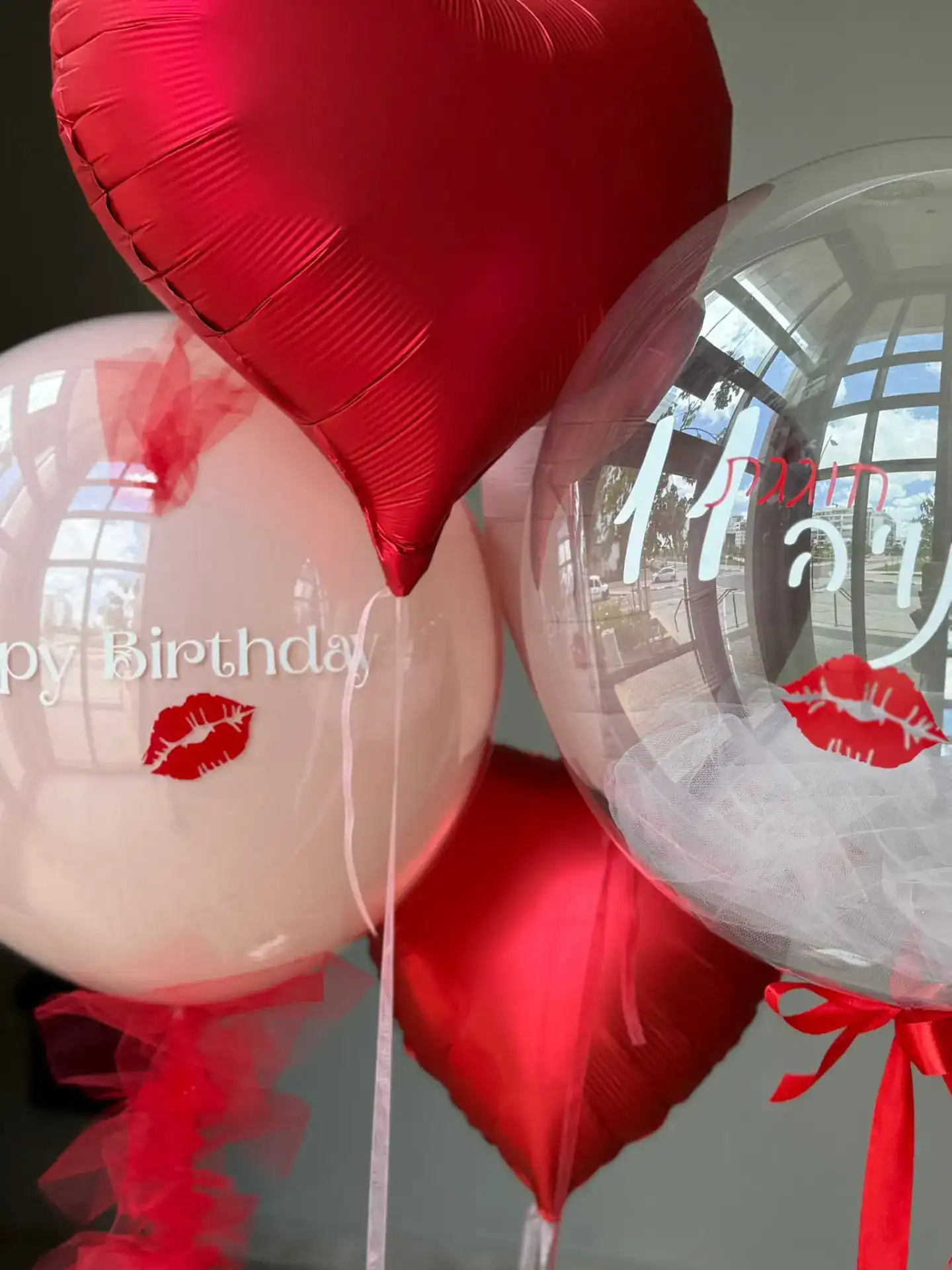 סט בלונים אדום נשיקה – רומנטיקה באוויר עם עיצוב בלתי נשכח
