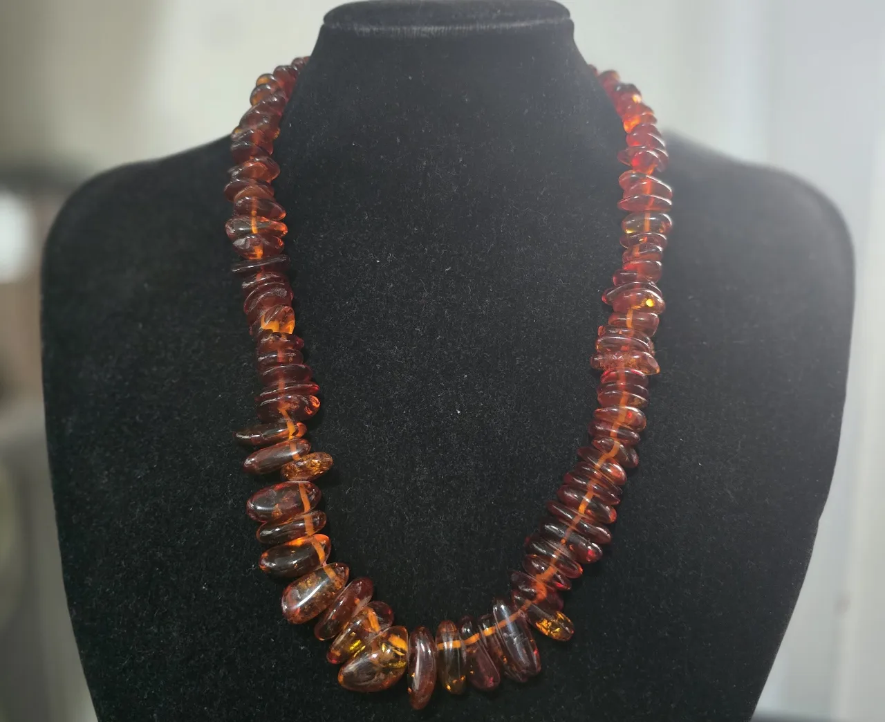 שרשרת ענברים בלטים טבעית וינט'ג ישנה מאד מידות מצב פתוח 50 ס'מ.....מצב סגור 25 ס'מ