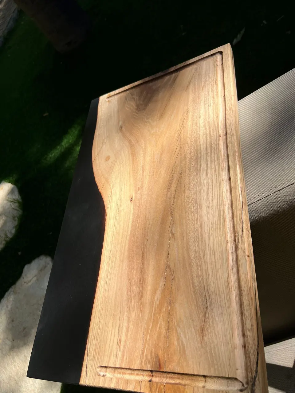 בוצ'ר עץ שיטה עם אפוקסי שחור