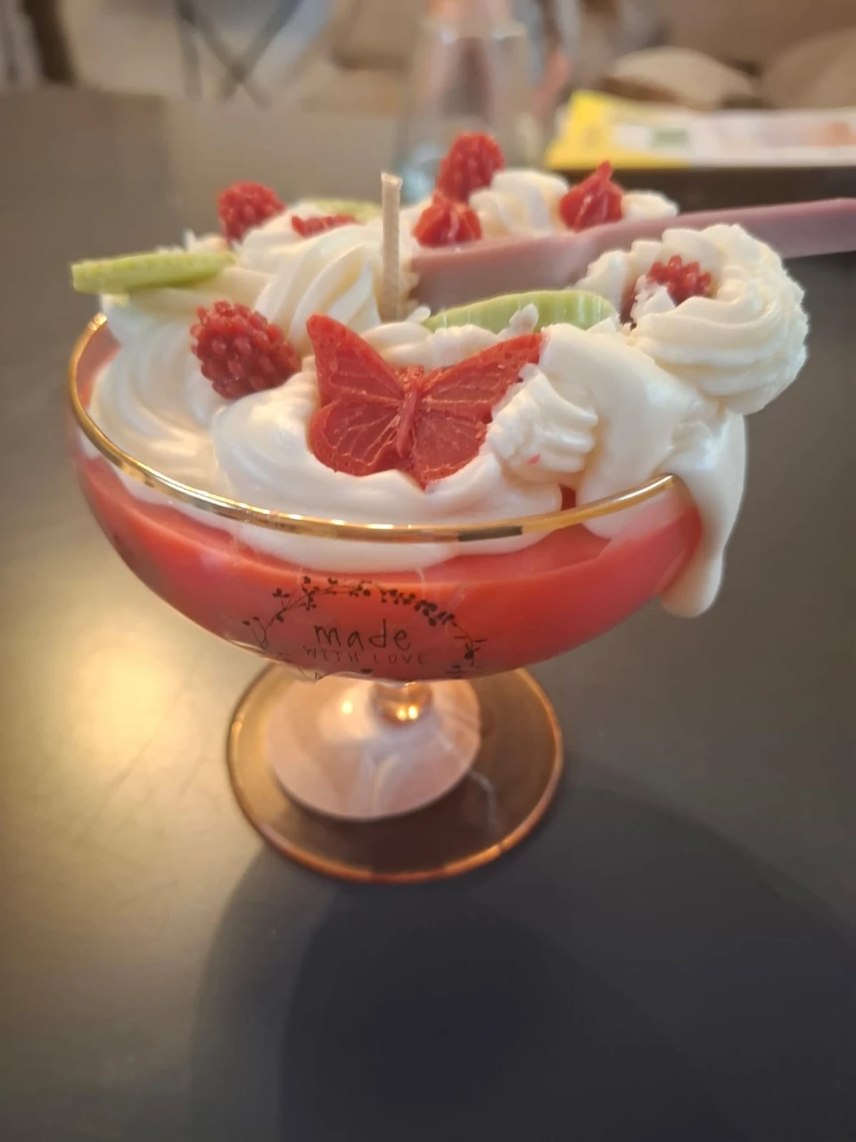 נר קינוח חגיגי עם פרפר ופרחים