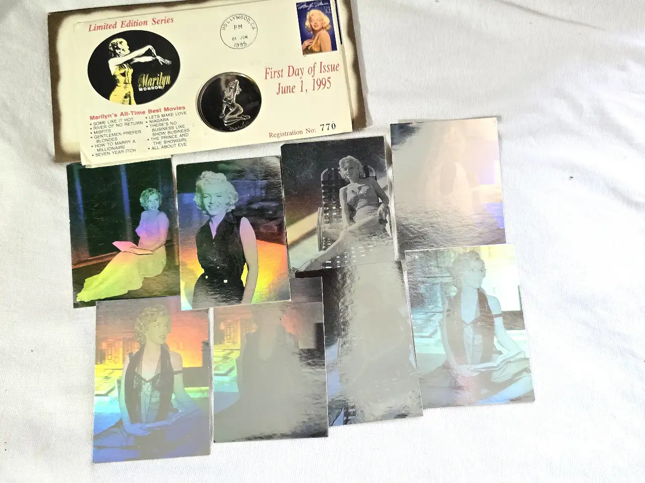 לוט 10 פריטי אספנות מרלין מונרו 1. מטבע לכבוד מרלין מונרו בתוך מעטפה מבויילת לכבוד מרלין מונרו 2 . 4 מאגדי קלפי אספנות מספר קלפים בכול מארז 3. 5 מעטפות מבוילות לכבוד מרלין מונרו