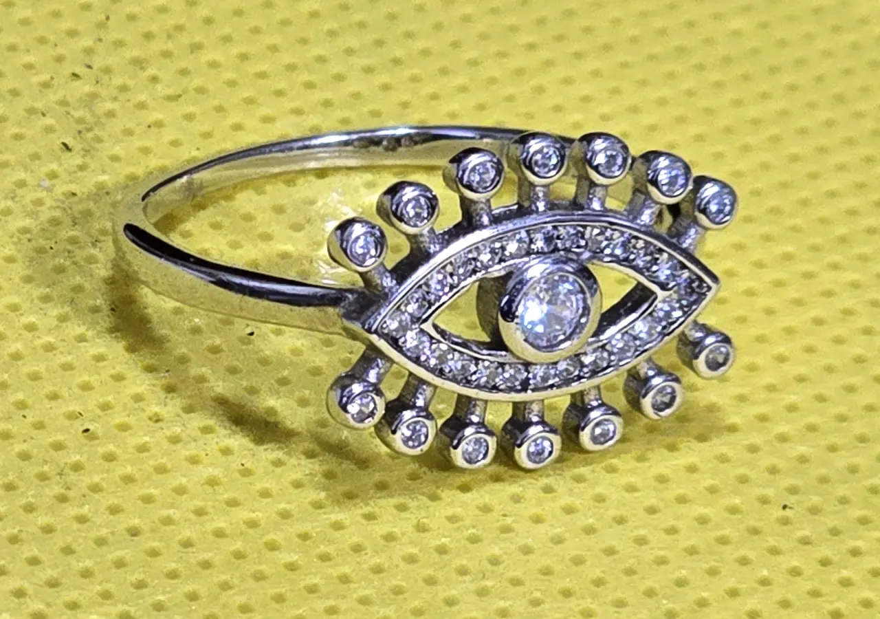 טבעת כסף חדשה לחלוטין, עדינה ויפה בעלת מראה יוקרתי. הגיעה מחנות תכשיטים ושעונים שנסגרה.