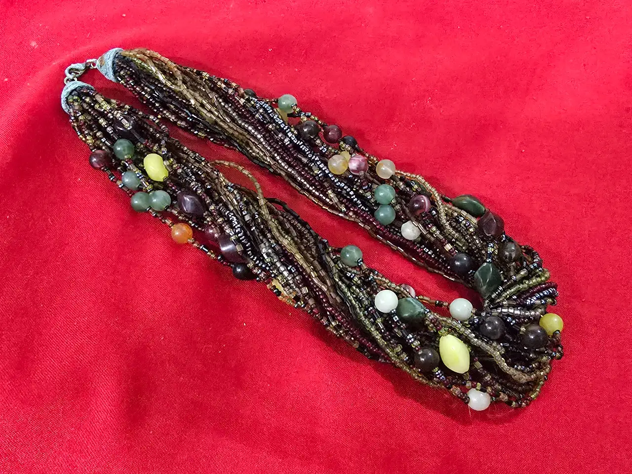 שרשרת וינט'ג צבעונית עם המון חרוזים צבעוניות