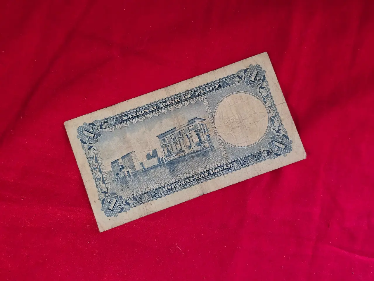 שטר מצרי היסטורי לירה מצרית אחת סדרה זו החלה בשנת 1968 על השטר כתוב התאריך 1.7.1968 דמות מרכזית דיוקן של תות ענחי אמון מצב משומש שלם ונראה טוב