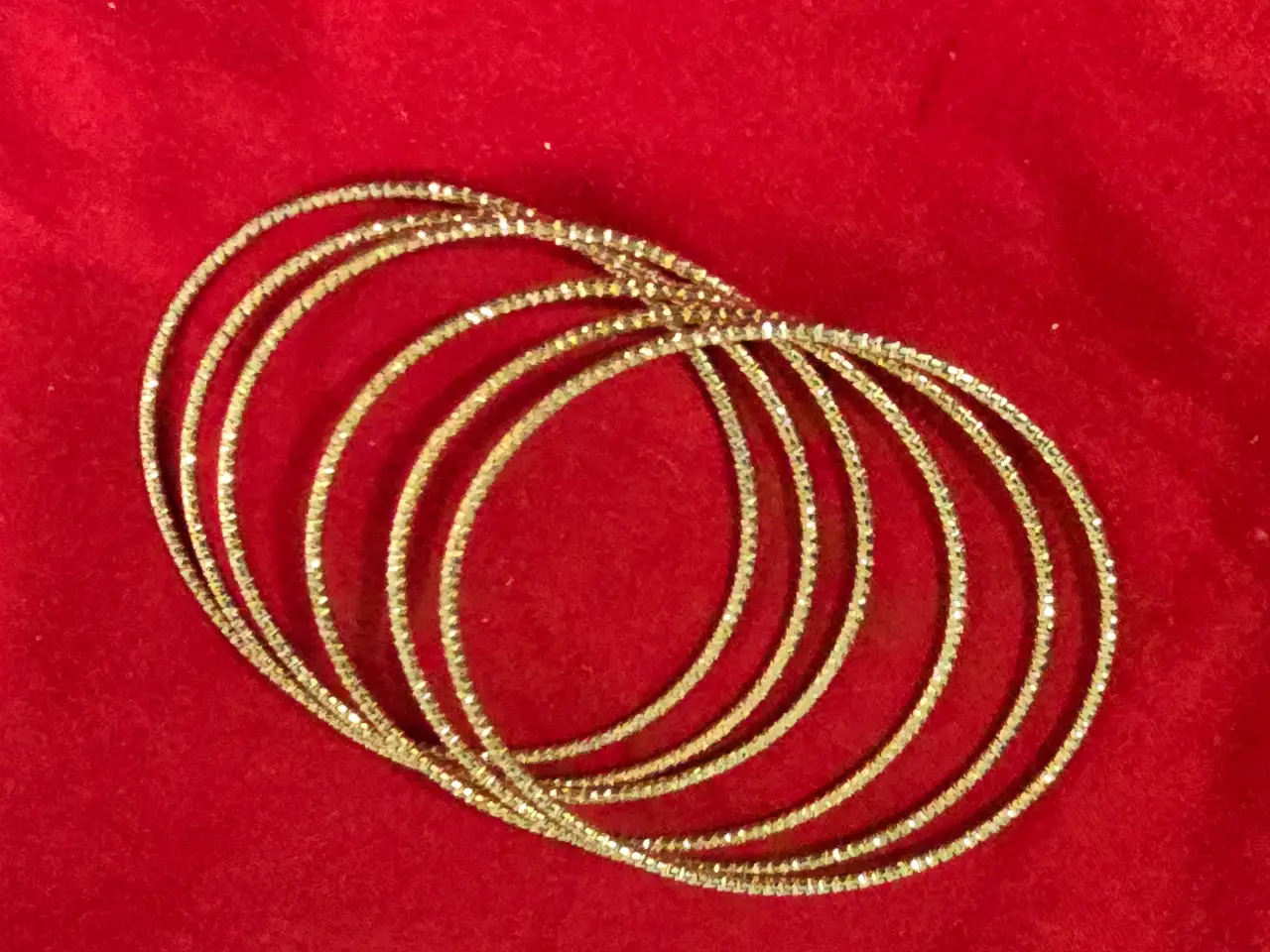 לוט שש צמידיי זהב גולדפילד  "מרוקאים" קשיחים  גולדפילד  מרהיב בציפוי בזהב 14 קראט  עבודת חריטה עדינה על כול גוף הצמיד  קוטר 7 סמ משקל 30 גרם