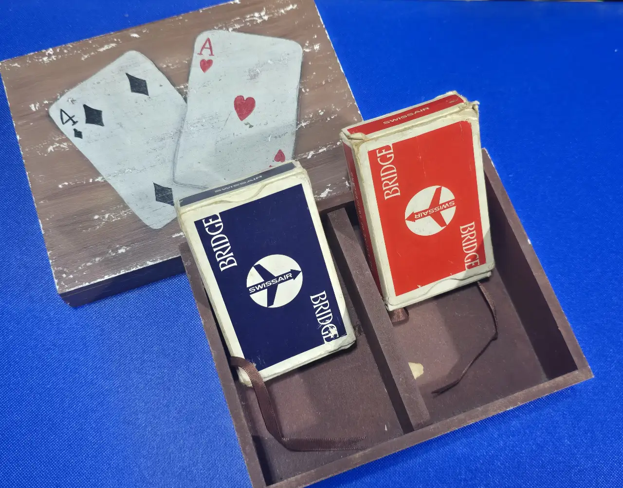 קופסת קלפים מעץ כולל שתיי חפיסות קלפים הקלפים של ח'ב התעופה השווייצרית Swissir ומיועדים למשחק הברידג'