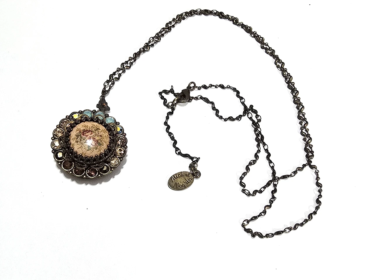 שרשרת עם תליון לוקרא של מיכל נגרין שבוץ אבני סברובסקי ואמיאל עם ורדים