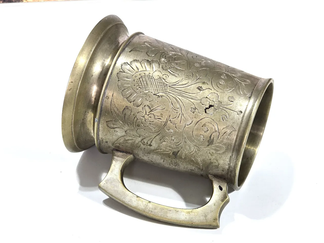 ספל מתכת וינטג' בעל עיטורים מסורתיים נא לשים לב בתמונות למצב הפריט ! מידות: 	10.5 x 12 ס"מ