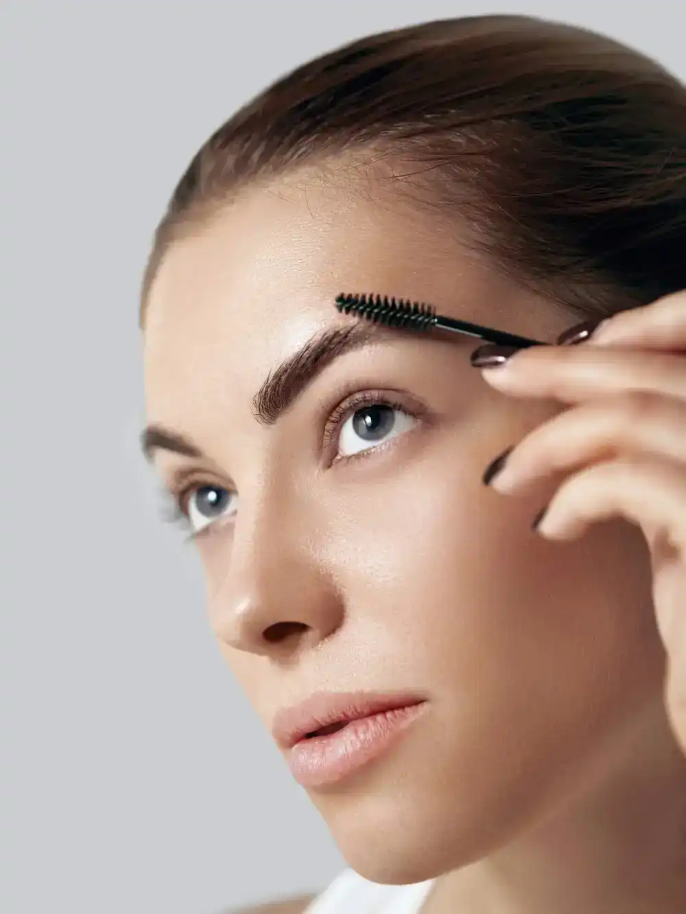 עיצוב גבות טבעיות ביבנה – להתאים את הגבה למי שאת באמת