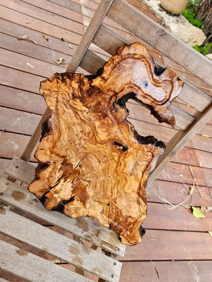 בוצ'ר מעץ זית עם אפוקסי שחור – 50*30*2.6 ס"מ