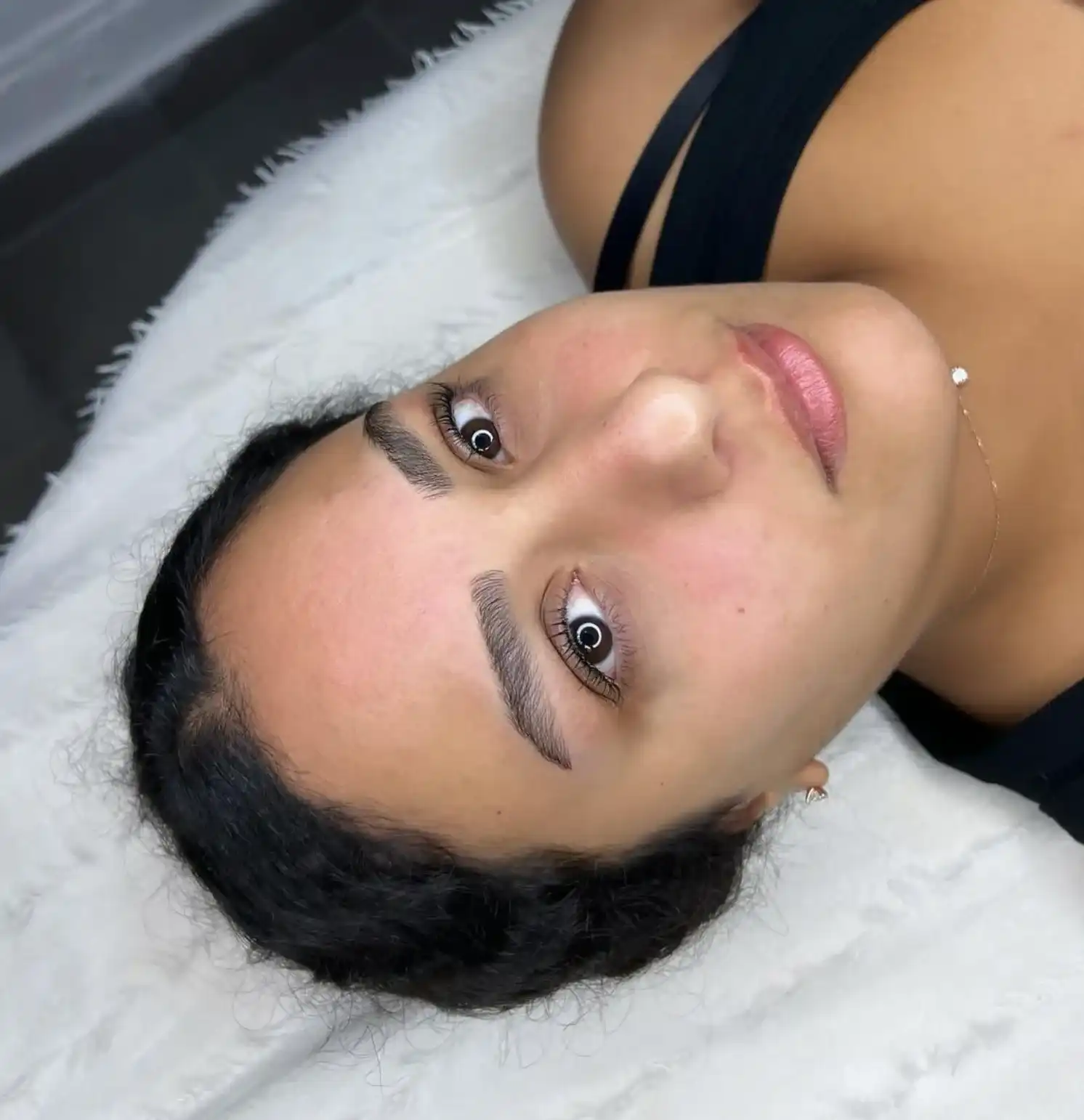 איך לעצב גבות בצורה טבעית שמתאימה לפנים שלך