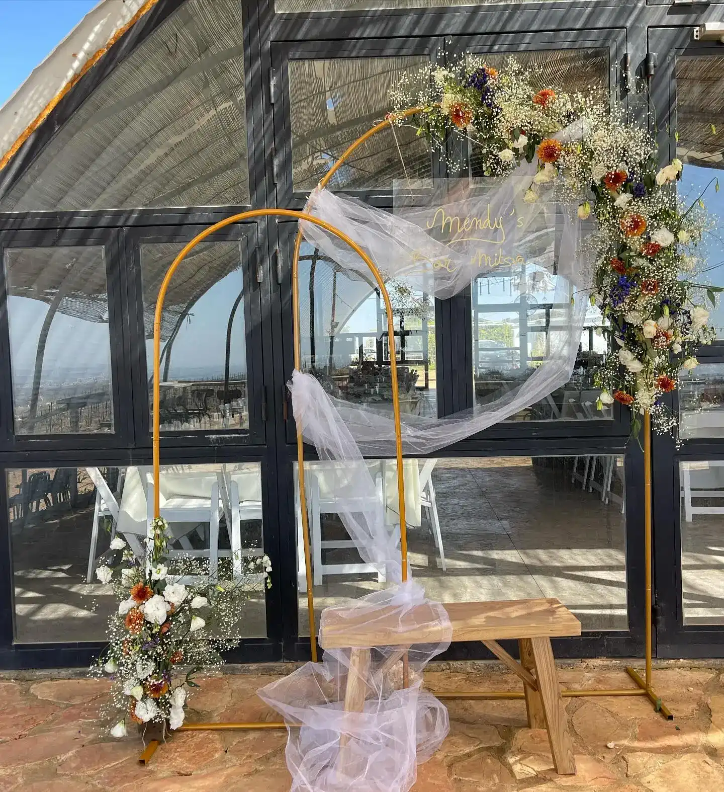 הצעות נישואין עם קשתות פרחים ונרות