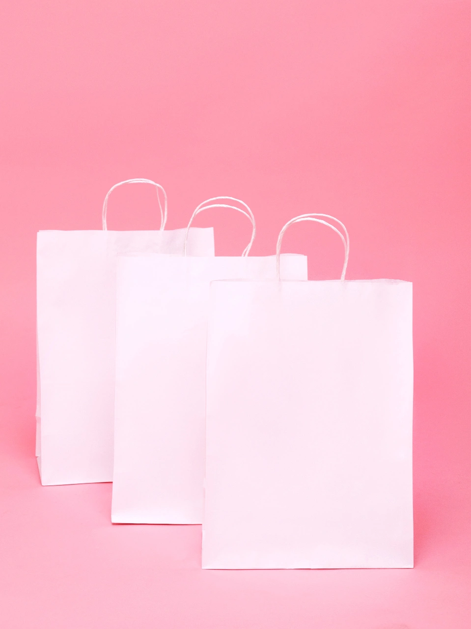 שקיות קרטון ממותגות לעסקים – מיתוג שממשיך לפעול במרחב הציבורי