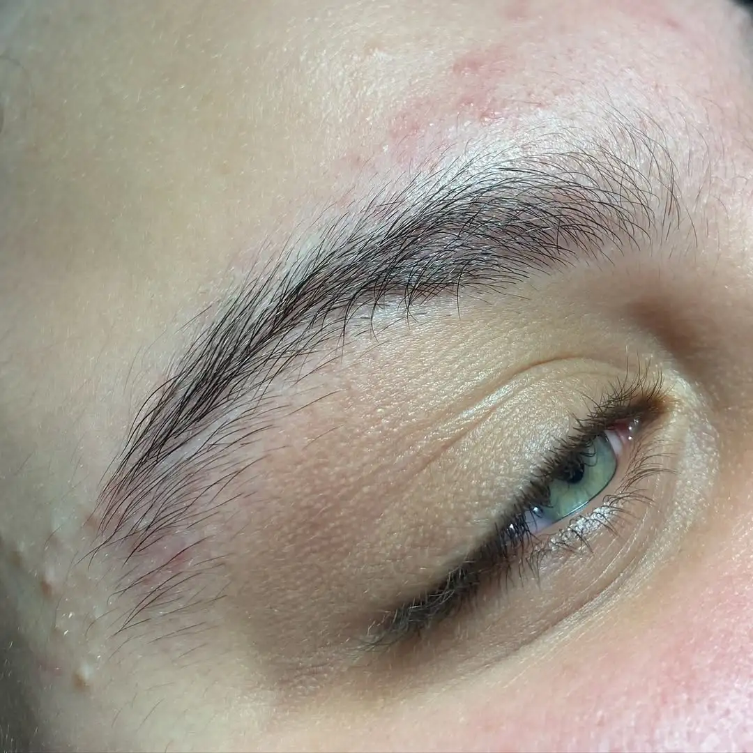 עיצוב גבות טבעיות ושפם