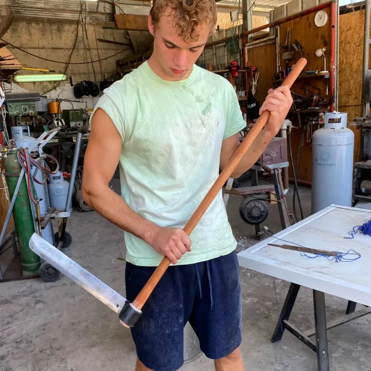 בני אלרועי עם כלי שחישלתי