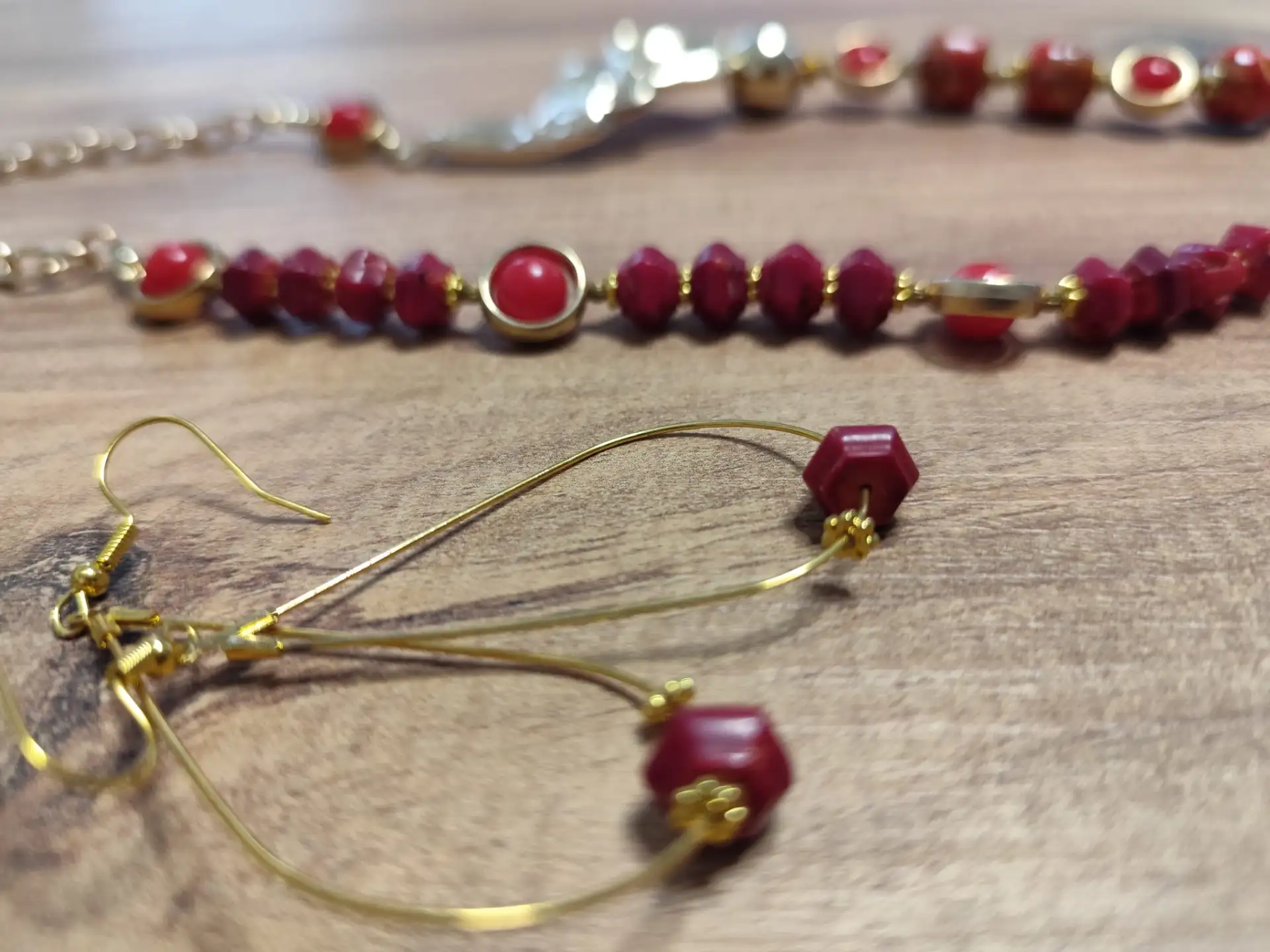 סט שרשרת עם צמיד ועגילים, אבני קורל עם חרוזי פלסטיק וזכוכית