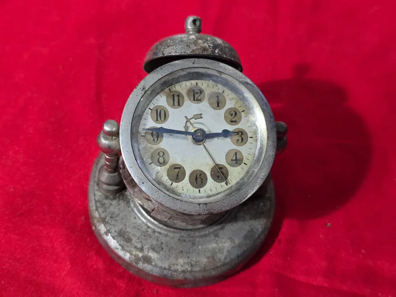 שעון עתיק שולחני מעורר שעונים כאלה שמשו כשעוני שולחן קטנים או למסעות לאספני שעונים ישנים