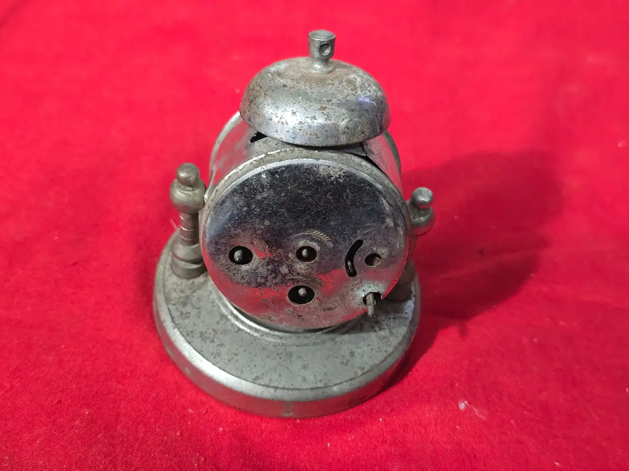 שעון עתיק שולחני מעורר שעונים כאלה שמשו כשעוני שולחן קטנים או למסעות לאספני שעונים ישנים