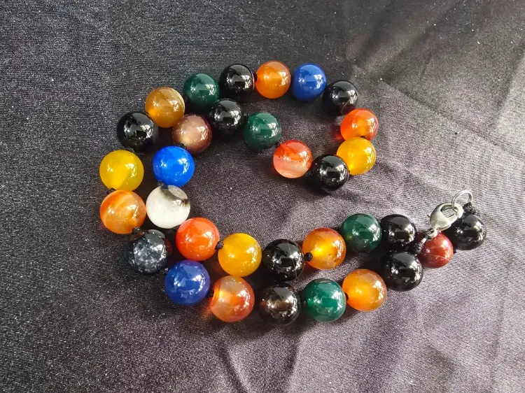 שרשרת חרוזים מרשימה צבעונית החרוזים עשויים מאבני חן טבעיות