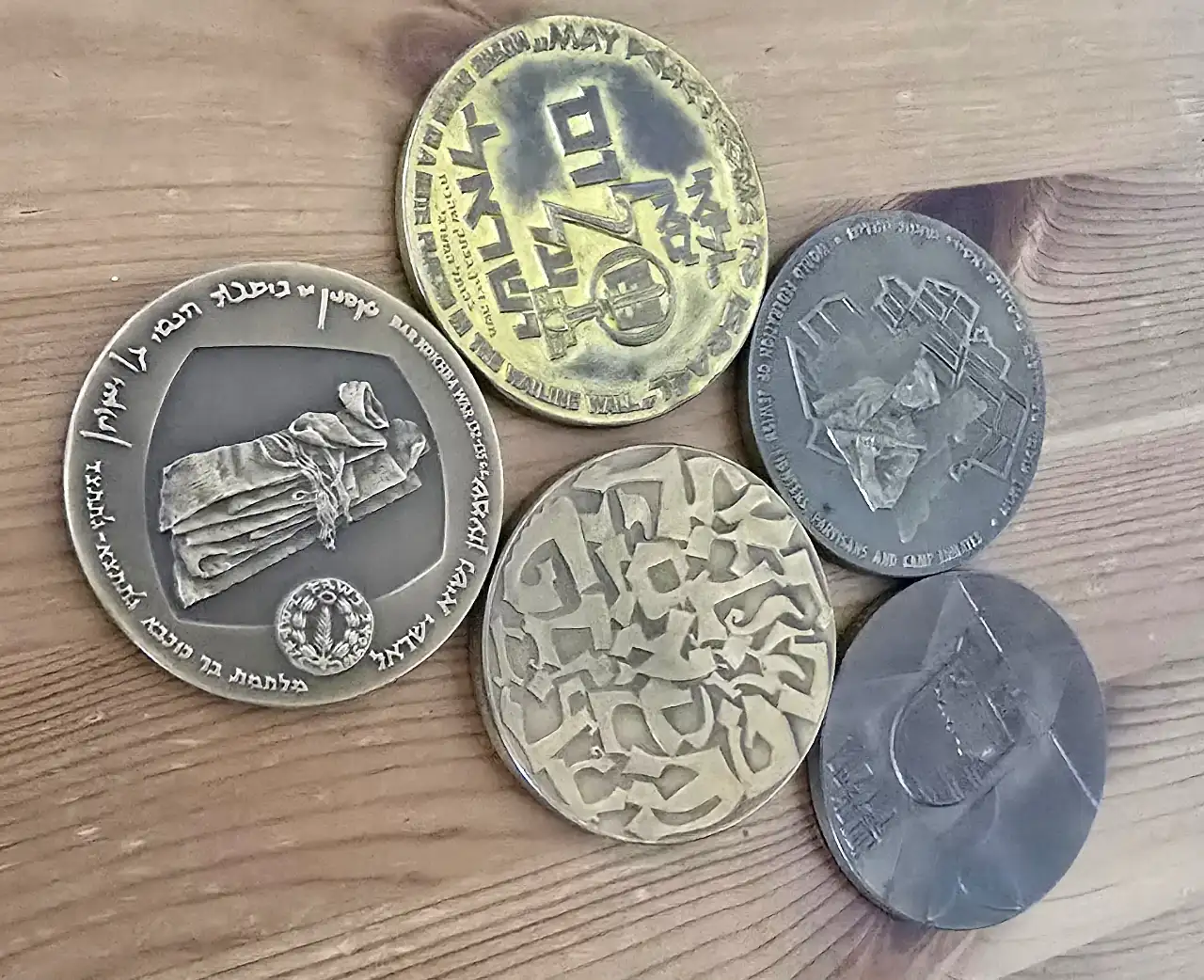 לוט של 5 מדליות ישראלינה כולם 4 י'ח מברונזה ואחד מפיז