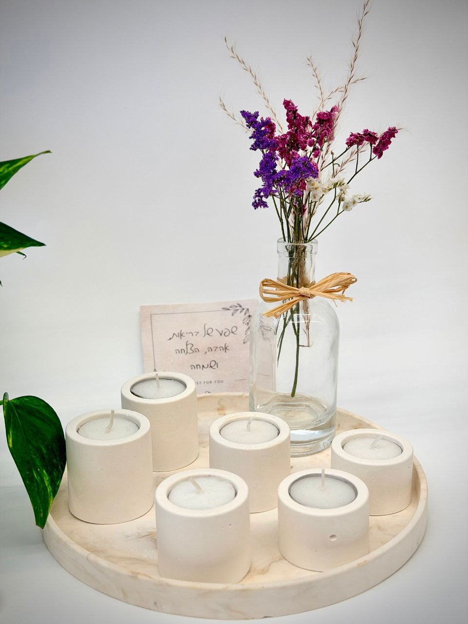 מארז הכולל מגש, 5 פמוטים, אגרטל עם סידור פרחים ואגרת