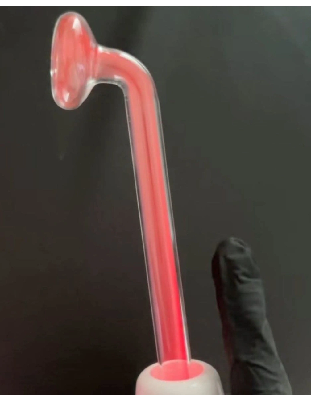 תדר גבוה בקוסמטיקה הוא טיפול מקצועי נפוץ, בעיקר לפנים ולבעיות עור שונות, שמבוסס על מכשיר הפולט זרם חשמלי בתדר גבוה דרך זכוכית שמלאה בגז (כמו ניאון או ארגון). המכשיר יוצר ניצוץ עדין או גל רטט חמים, וזה משפיע על העור בכמה דרכים: יתרונות עיקריים: הגברת חמצון והנעה של זרימת דם – מסייע לחידוש תאים ולהבהרת עור. השמדת חיידקים – במיוחד חיידקים הגורמים לאקנה (Propionibacterium acnes), ולכן נפוץ לטיפולי אקנה ופצעי עור. הגברת ייצור קולגן ואלסטין – מסייע למיצוק העור והפחתת קמטים דקים. הפחתת נפיחות וכהויות – בעיקר סביב העיניים. ייבוש פצעי אקנה – מזרז את ההחלמה ומונע הופעת פצעונים חדשים. שימושים טיפוסיים: עור שמן עם פצעי אקנה. עור עייף וחסר חיוניות. חיטוב ומיצוק עור הפנים. עידוד ספיגת סרומים וטיפולי חומרים פעילים.