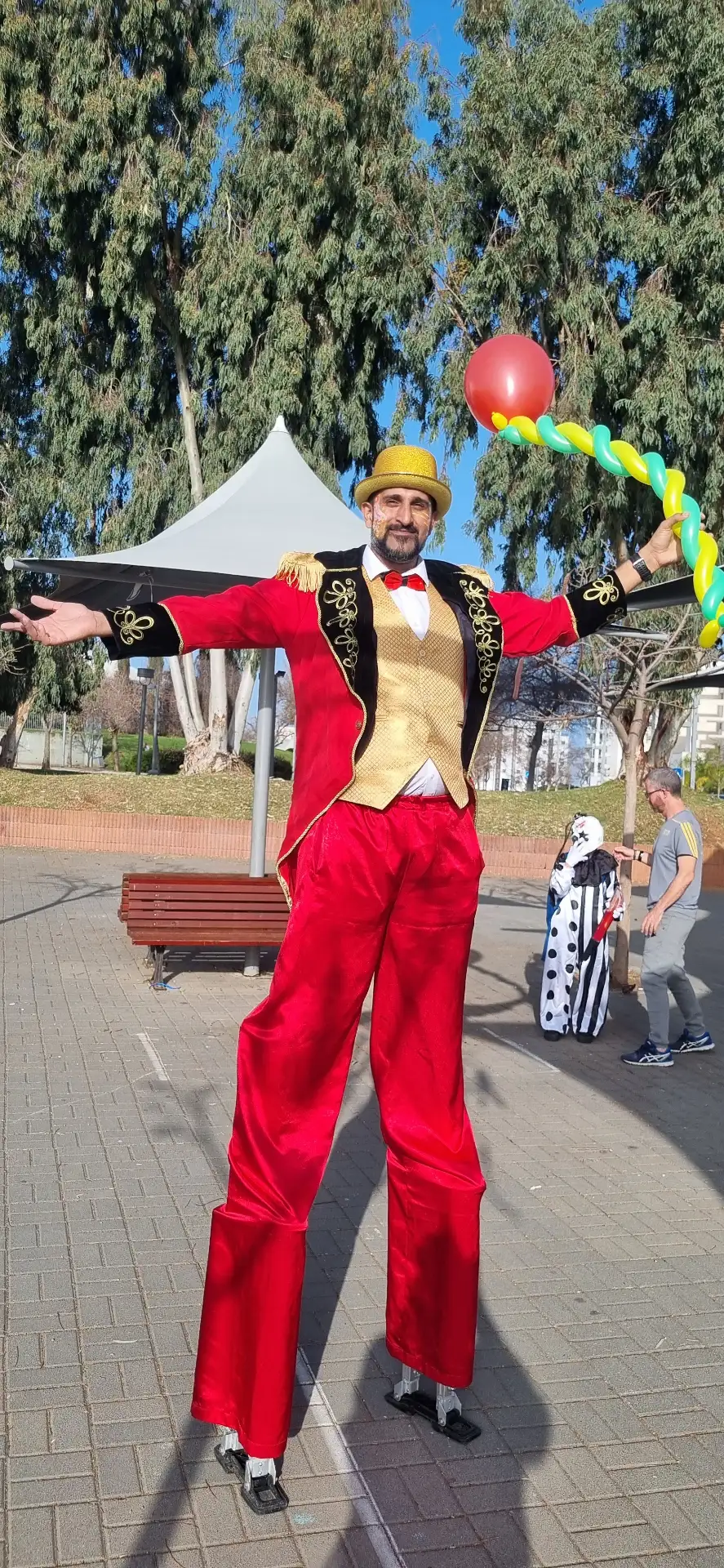 הולך קביים וג'אגלינג