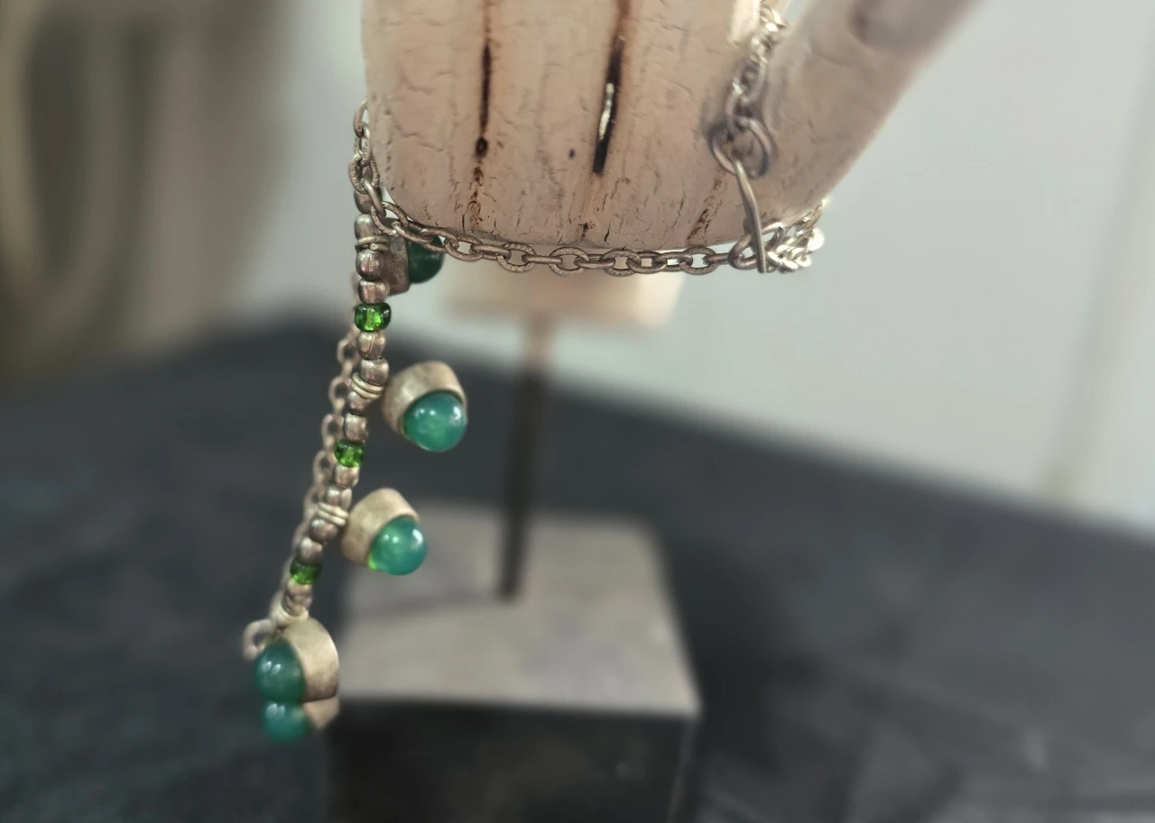שרשרת חוליות כסופה (כסף טיבטי) ובמרכזה ישנם 5 תליונים עגולים בגווני כסף וירוק שהאבנים בתוכם קבושון ג'ייד סגנון וינט'ג מתאים לאספנים נוסטלגים