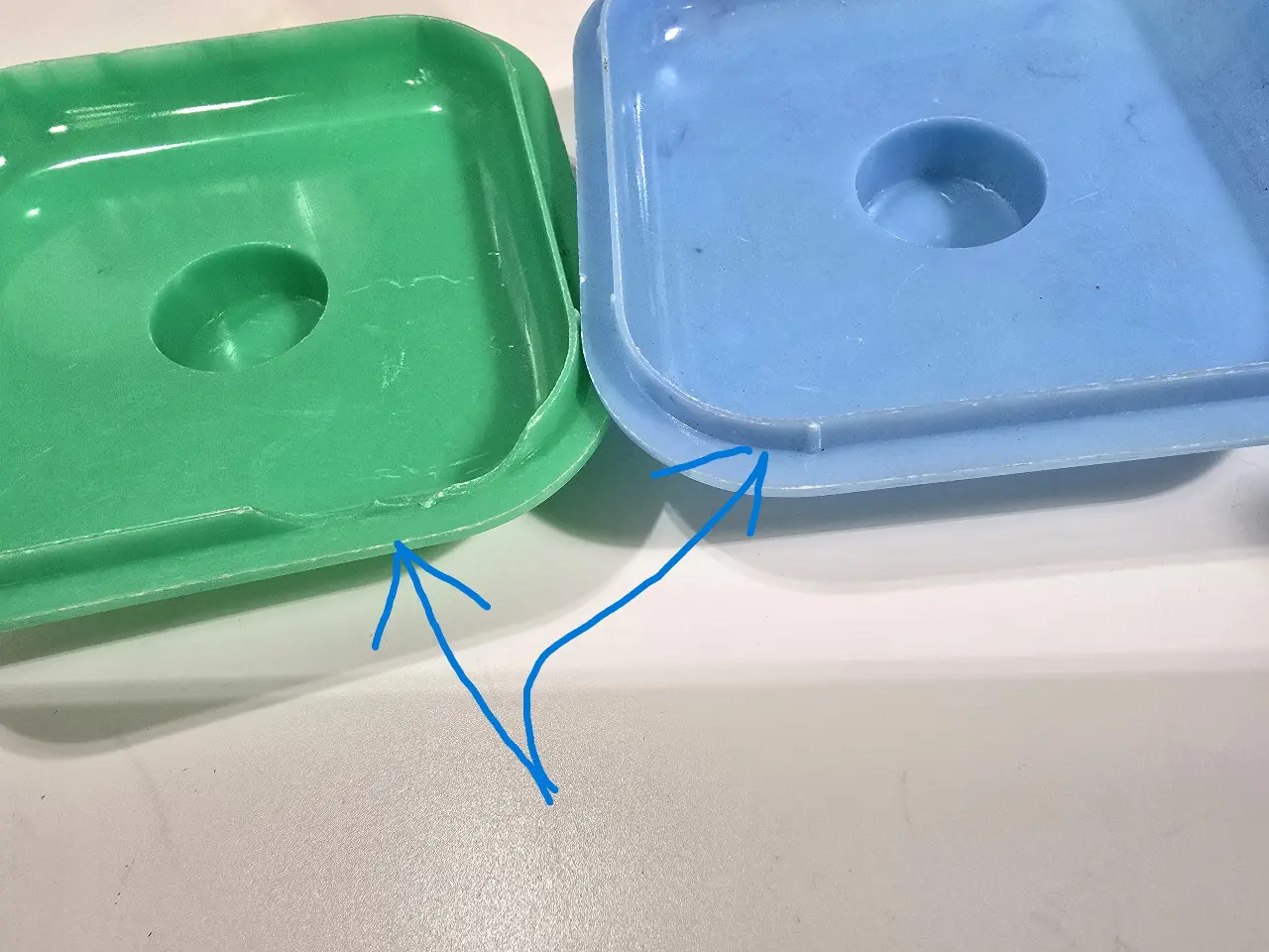 זוג כלים וינט'ג מלח וקמח עשוים פלסטיק פגם מצולם למכסה הירוק- לא נראה חיצונית. 6-13 ס''מ