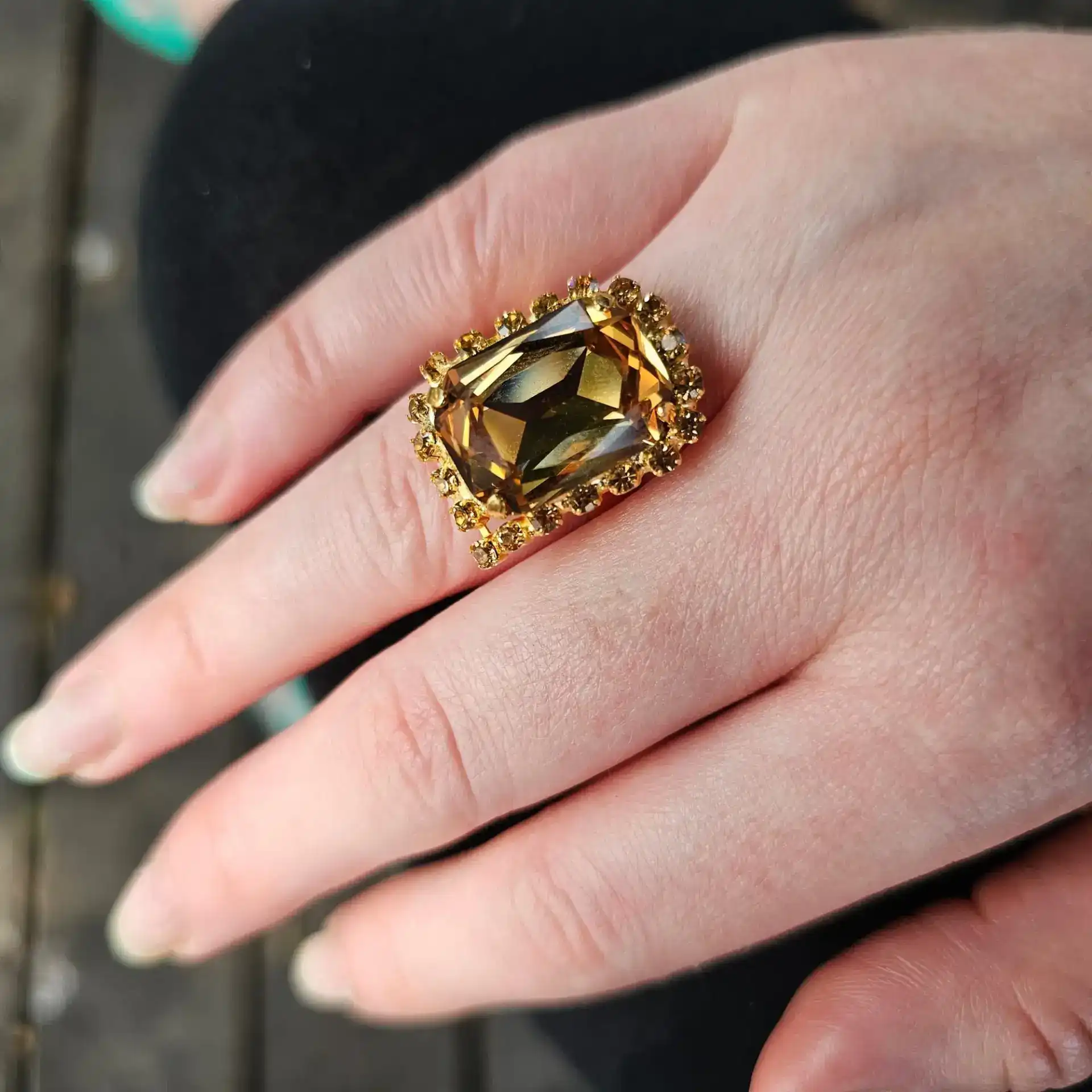 טבעת המלכה עלמה בעיצוב יוקרתי | רונה סדנאות יצירה ונפש