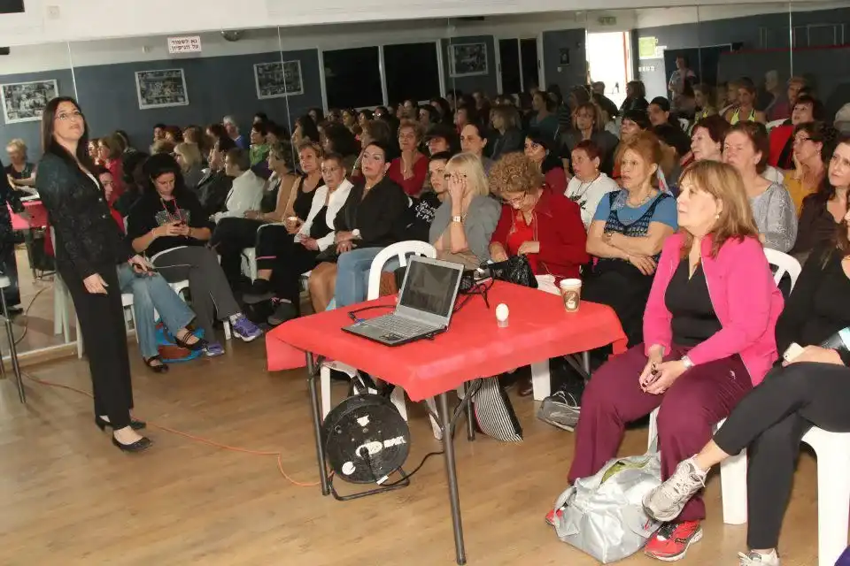 הרצאות וסדנאות איפור ותסרוקות (לקהלים שונים)