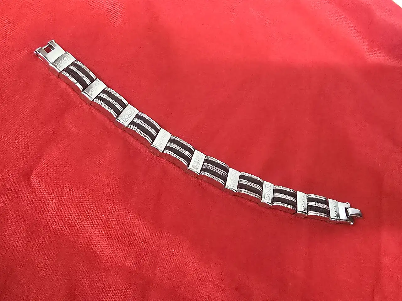 צמיד לגברים עשוי פלדת אל חלד בשלוב קרמיקה שחורה