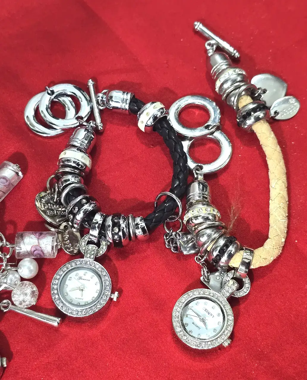 לוט של 4 צמידים עם אלמנטים יפים בצבעים ואלמנט שעון בכל הצמידים