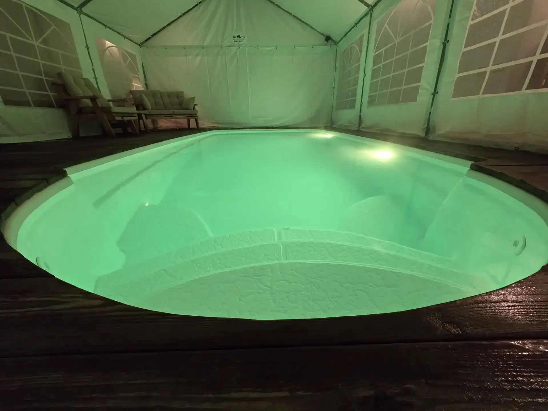 בריכה מחוממת ומקורה