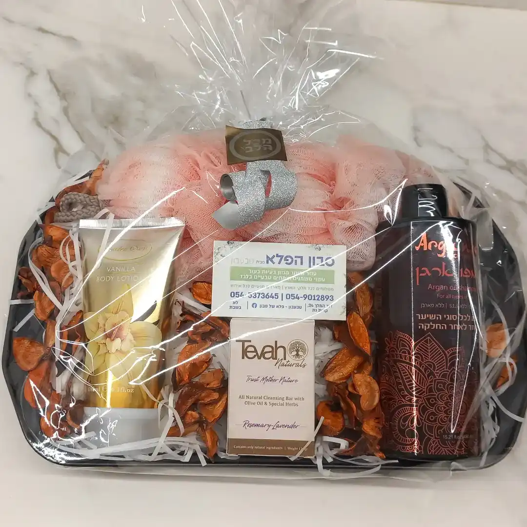 מארז עם ליפה לגוף, קרם גוף, שמפו ארגן, וסבון הפלא על מצע של מגש אלומיניום.