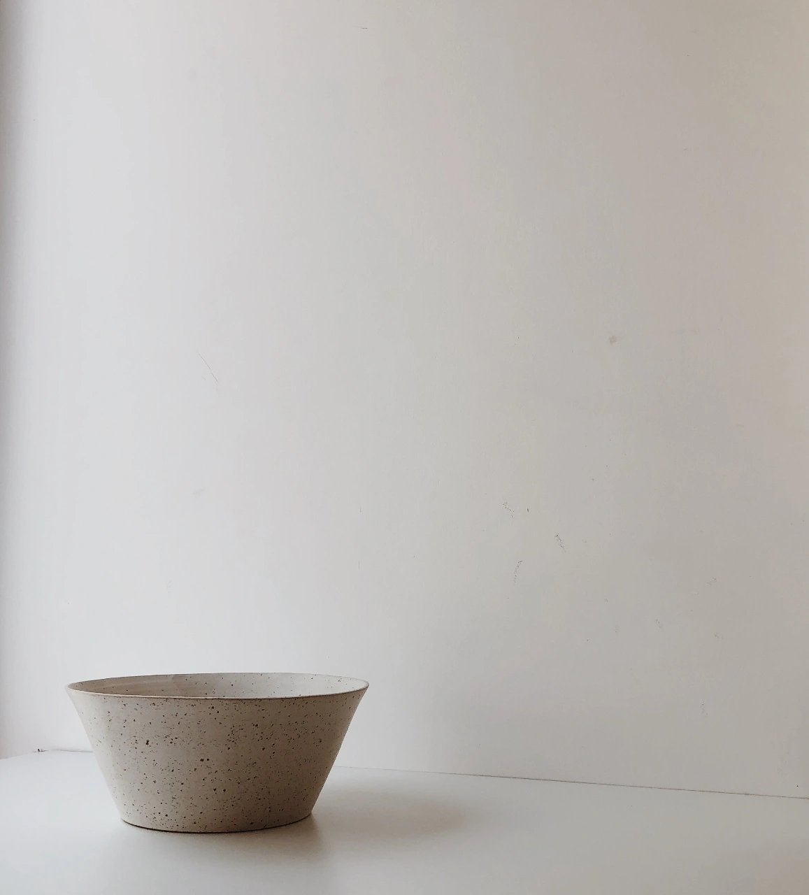 קערת הגשה לבנה מנוקדת