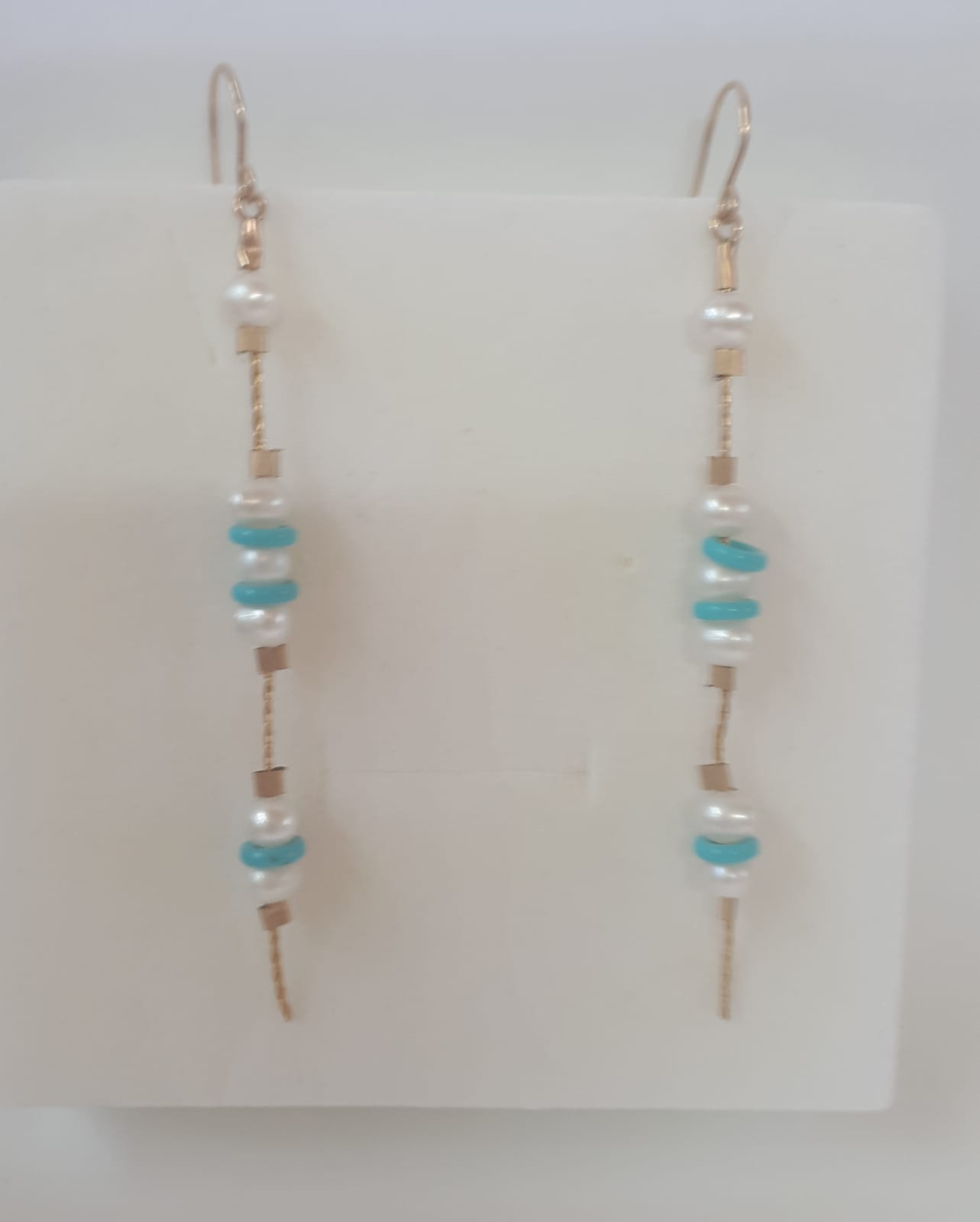 עגילי גולדפילד שזורים פנינים  וחרוזים בצבע טורכיז