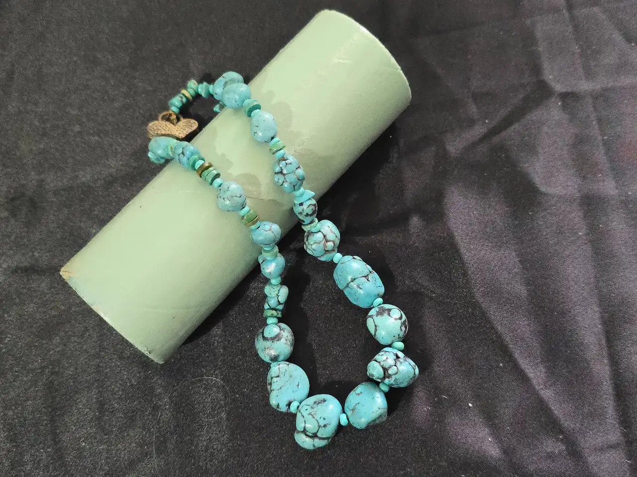 שרשרת עם אבני תורכיזהאבנים בחלק העליון קטנות ובהדרגה כלפי מטה הם גדולות יותר