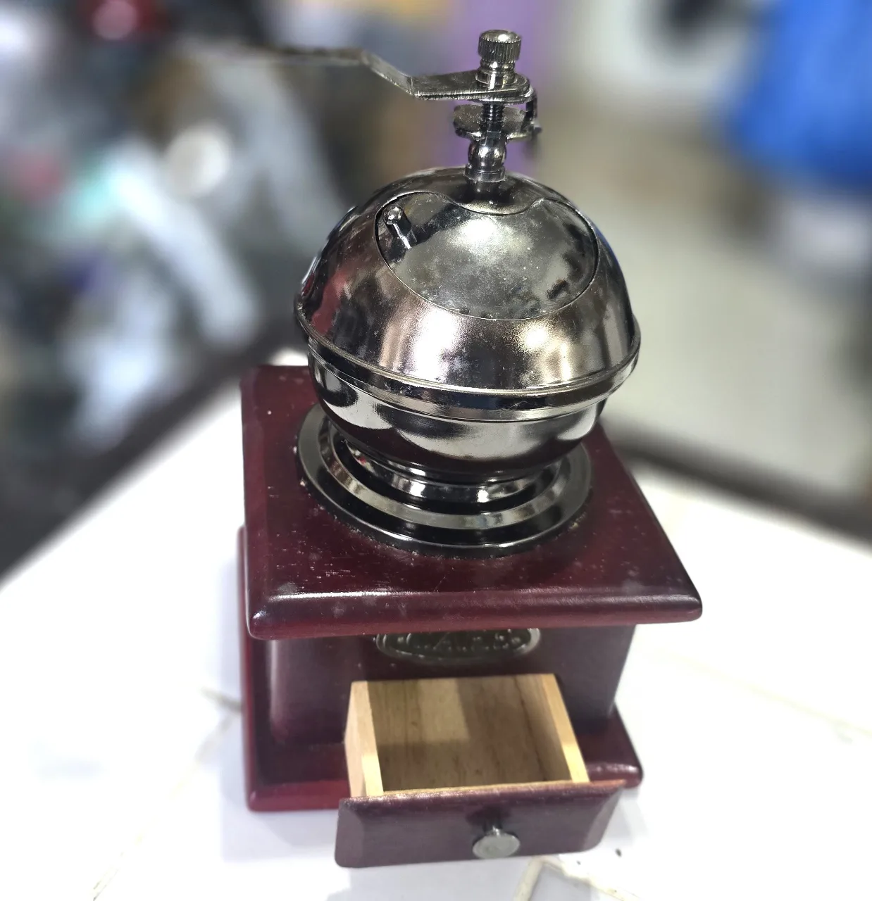 מטחנת קפה שלוב עץ ומתכת כחדשה לא הייתה בשימוש