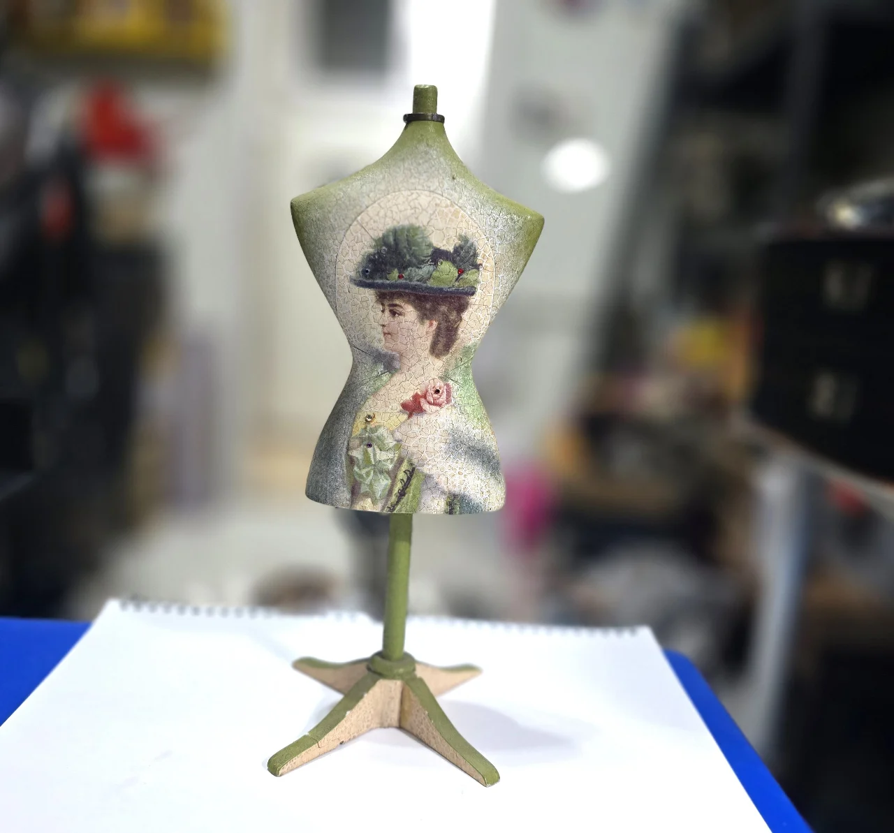 בובת דגום לתכשיטים של מיכל נגרין שלוב של עץ וחמר יצוק כנראה גבס .29ס'מ גובה