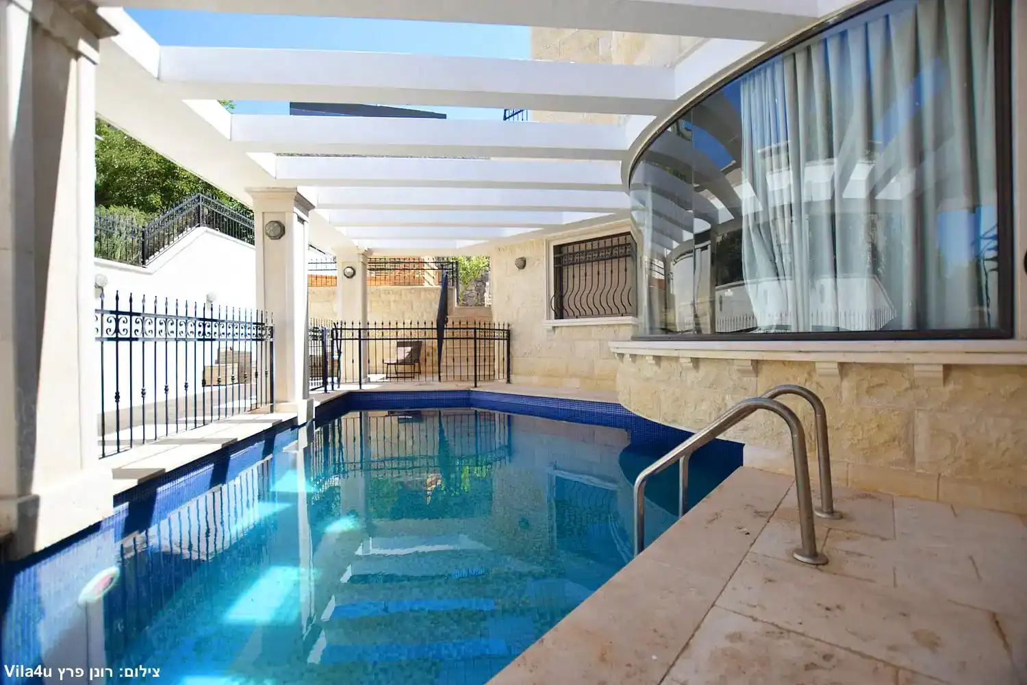 וילה בכפר ורדים