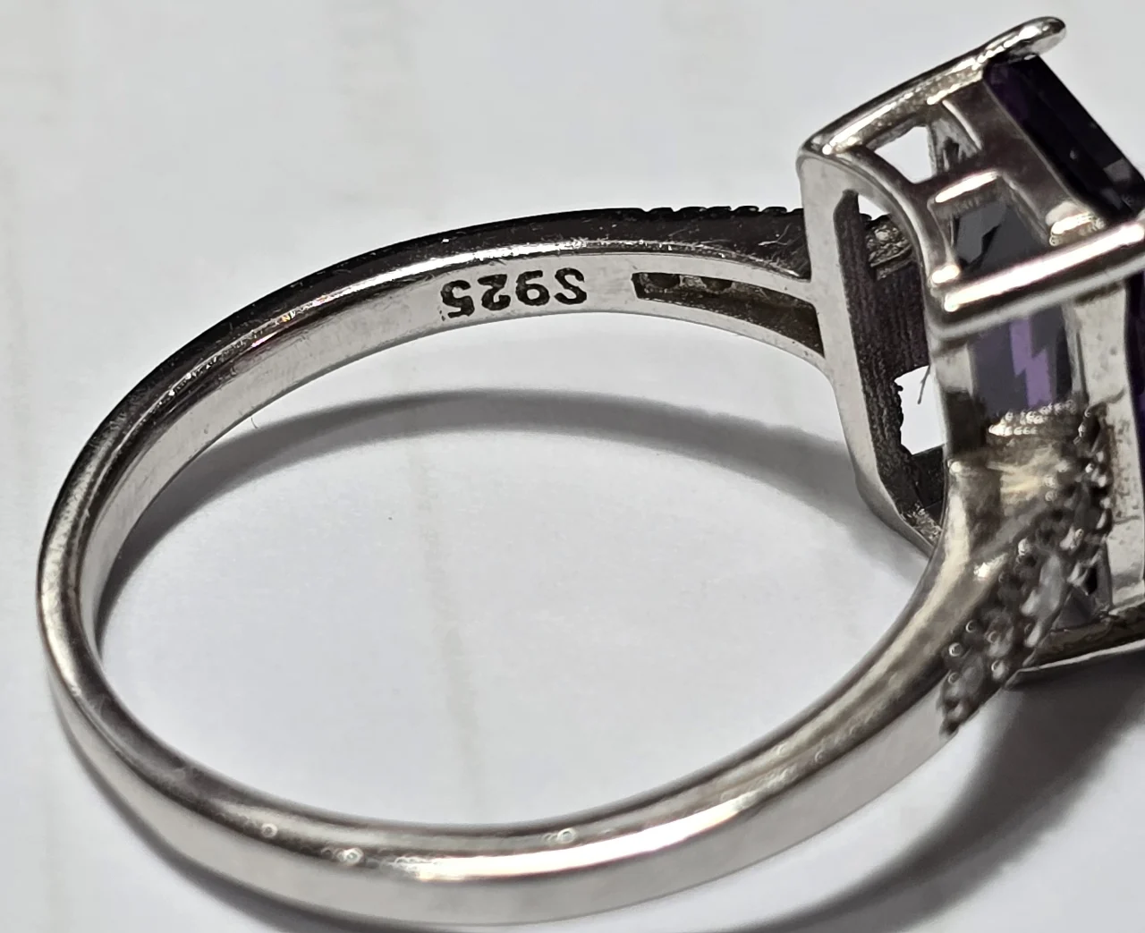 טבעת כסף 925 חתומה מידה 8 שבוץ אבן אמטיס ובשני צידי האבן זרקונים קטנים