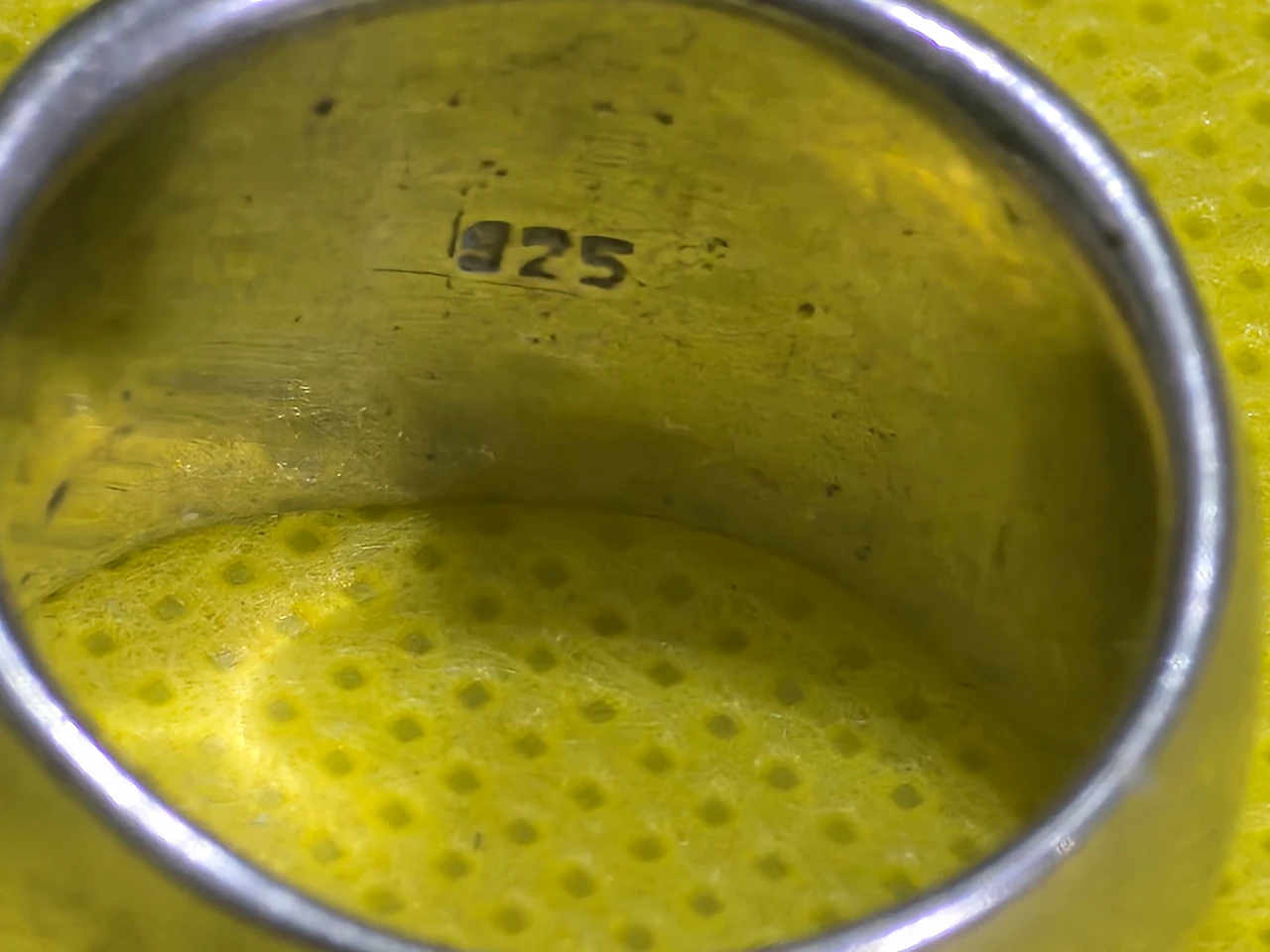 טבעת נאוואחו ילידית אמריקאית (אינדיאנית) מכסף סטרלינג 925 עם פסיפס אגט, מידה: 6.75-7