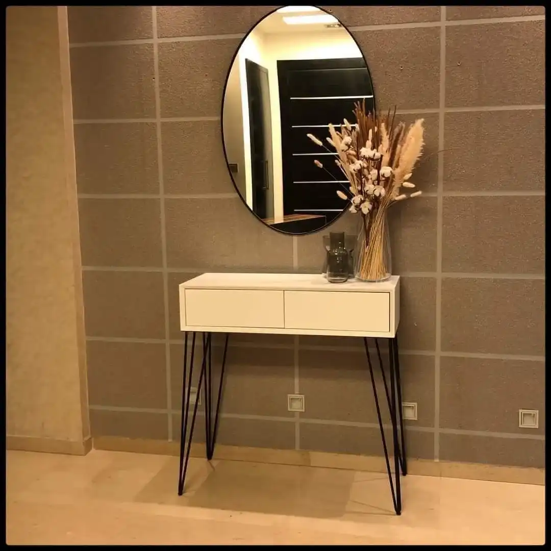 שידה עם רגליים שחורות