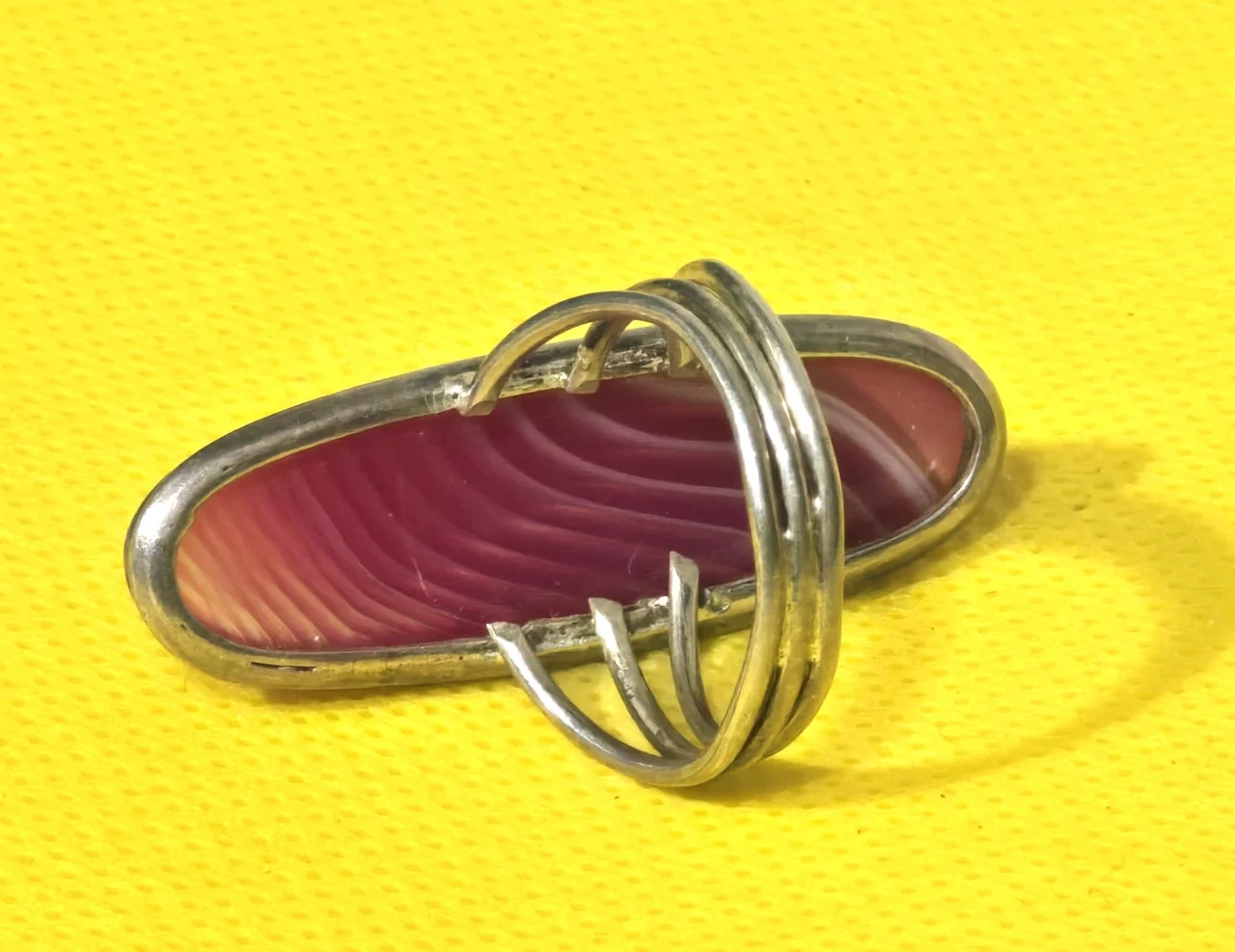 טבעת כסף ישנה בעבודת יד משובצת אבן אגת ורודה כסף נבדק (מעל 900). מידה אמריקאית - 8.5 משקל כולל -9 גרם.